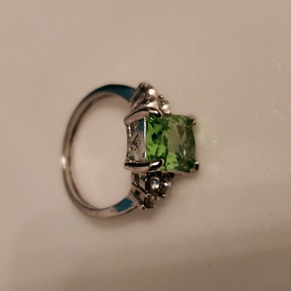 NWOT RING-Silver toned, green square cut setting with clear rhinestones. Size 8 - Picture 5 of 6